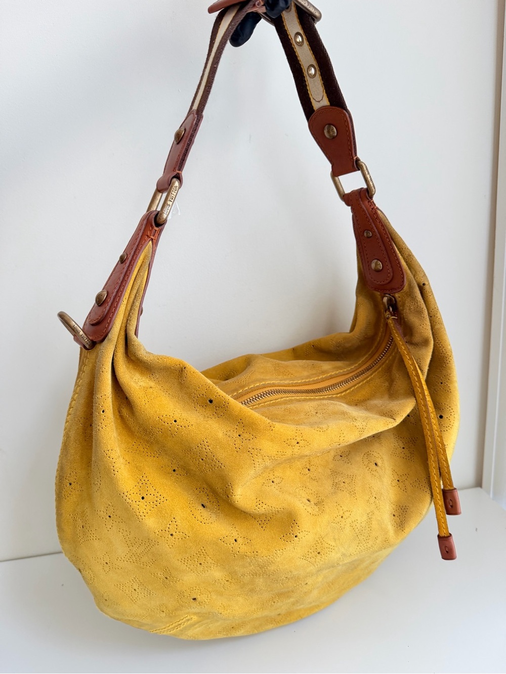 Authentic Louis Vuitton Mahina Onata Hobo Shoulder Bag - Picture 2 of 16
